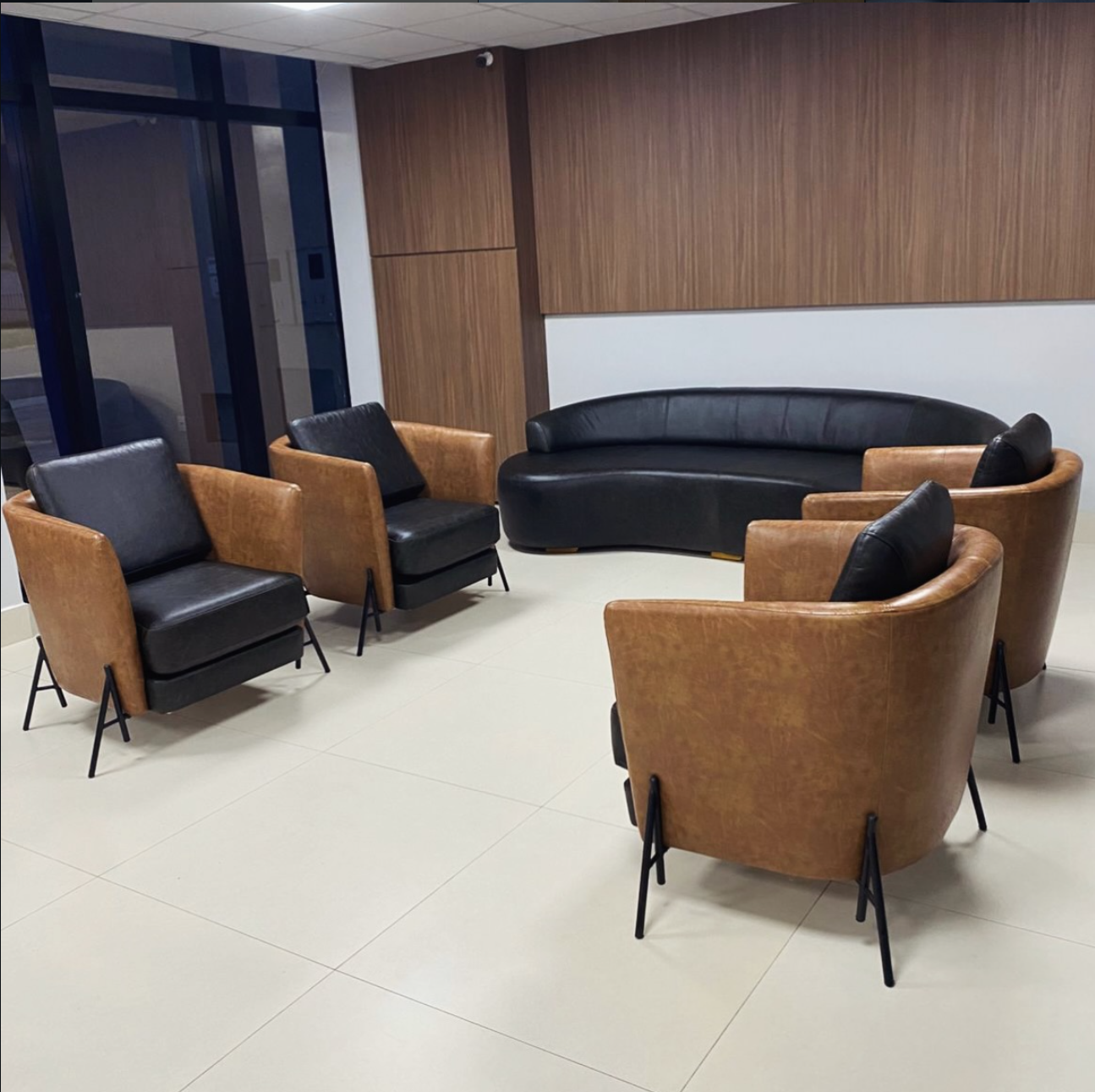 Mesa e cadeiras design exclusivo Oliveira Neto
