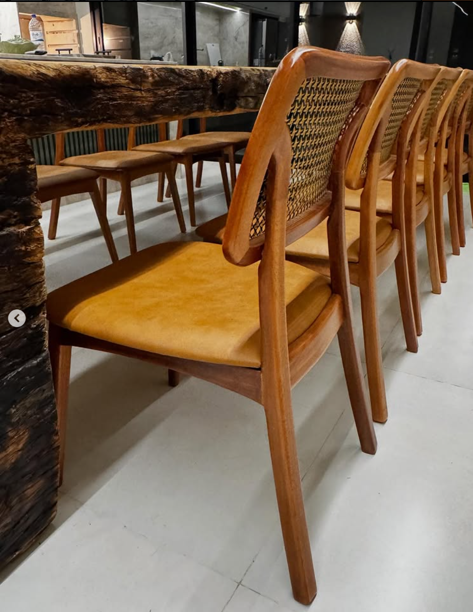 Mesa cascata com cadeiras