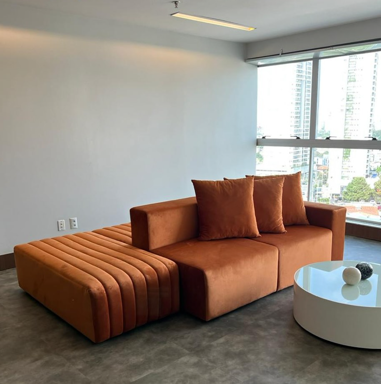 Sofá laranja grande design