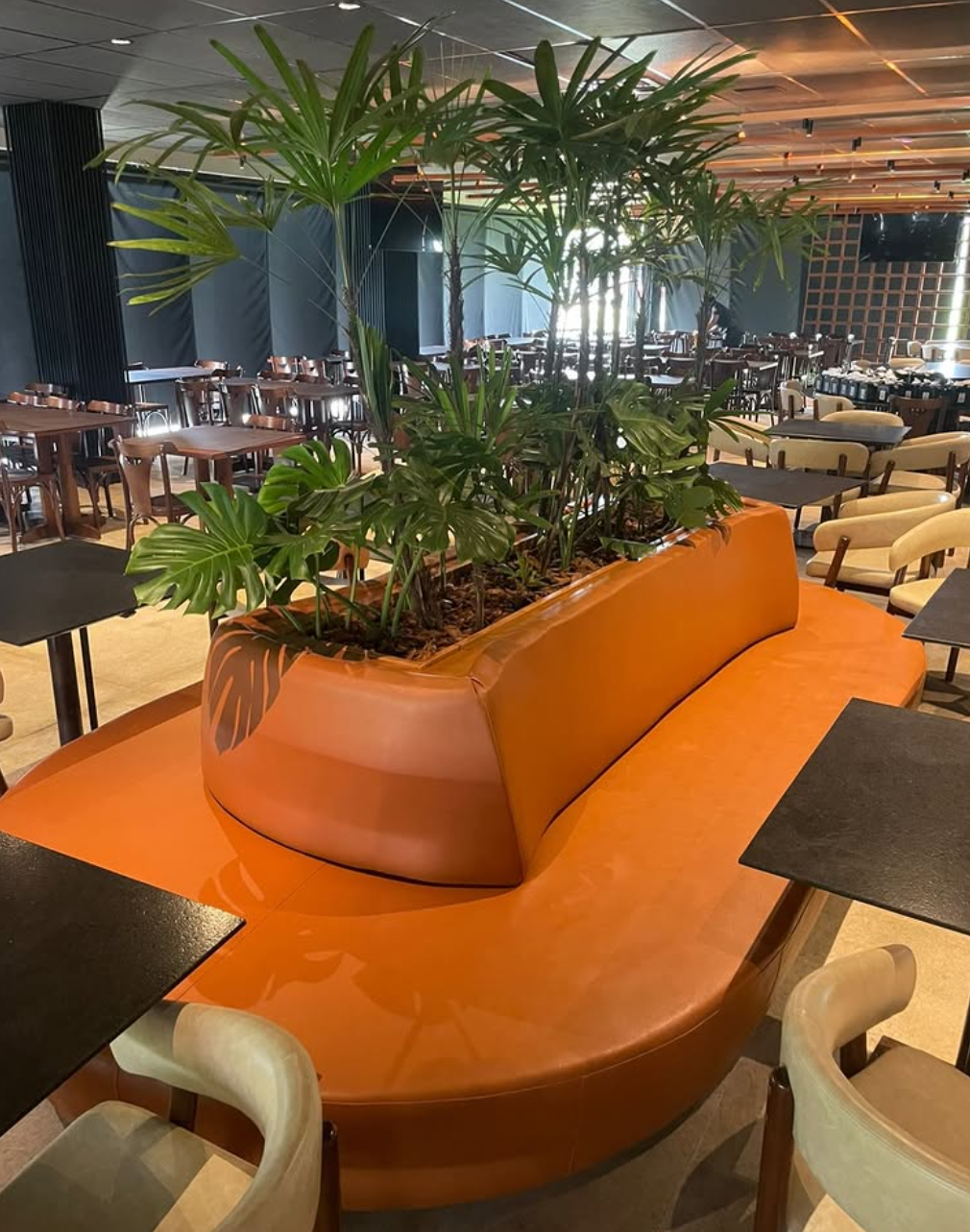 Sofá laranja design arrojado